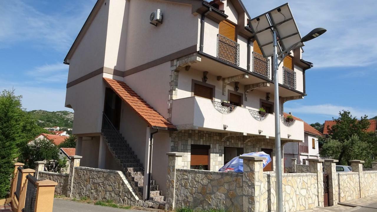 Apartmani Mia Vuksanovic Cetinje Bilik gambar